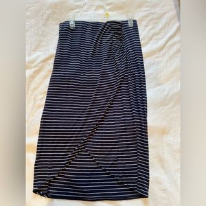 Max studio navy striped mid length skirt, ruched side. Size medium